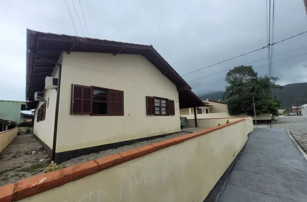 Casa à Venda na Praia em Governador Celso Ramos – 4 Quartos, Escritura Pública e Garagem Coberta - Foto 2