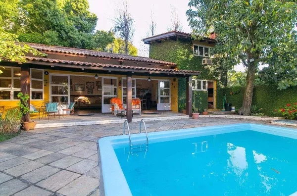 Casa 4 Quartos na Zona Alta da Tristeza – Porto Alegre –  4 Vagas de Garagem e Piscina. - Foto 2