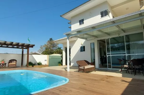 Residência de Alto Padrão com Piscina e Espaço Gourmet – Fazenda da Armação, Governador Celso Ramos - Foto 1
