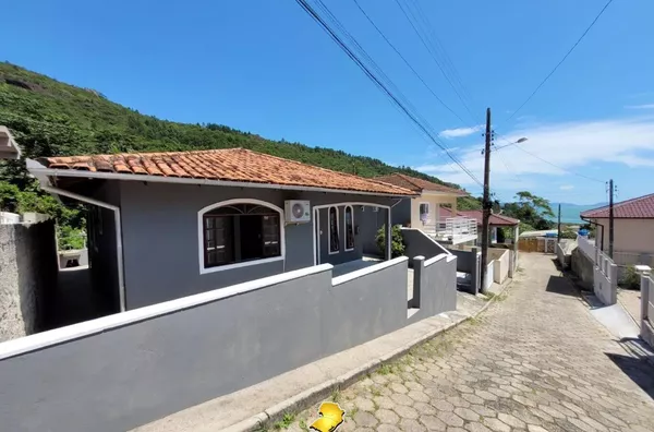Casa com 3 Dormitórios e Terreno Amplo a 500m do Mar em Calheiros – R$ 500 mil