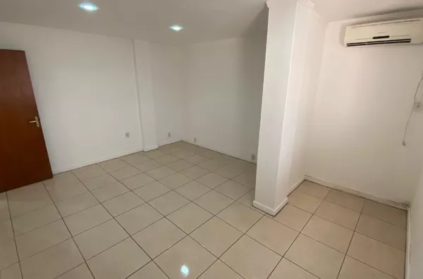 Apartamento à Venda com 3 dormitórios e vaga no bairro Praia de Belas — 390 mil - Foto 19