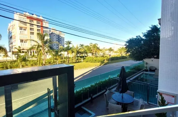 Apartamento Mobiliado com 3 Dormitórios a Poucos Passos do Mar na Praia de Palmas