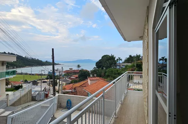 Sobrado à venda, 3 quartos no bairro Calheiros em Governador Celso Ramos - Foto 1