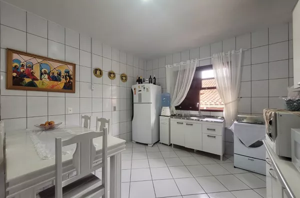 Casa à Venda na Praia em Governador Celso Ramos – 4 Quartos, Escritura Pública e Garagem Coberta - Foto 6