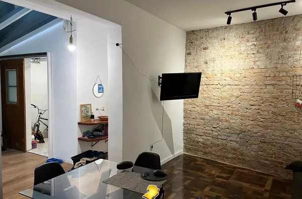 APARTAMENTO 2 QUARTOS NO CENTRO HISTÓRICO COM PÁTIO PRIVATIVO
