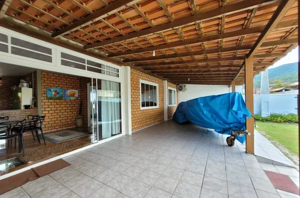 Casa com Piscina e Terreno Escriturado a 940m da Praia de Palmas – R$ 890 mil - Foto 4