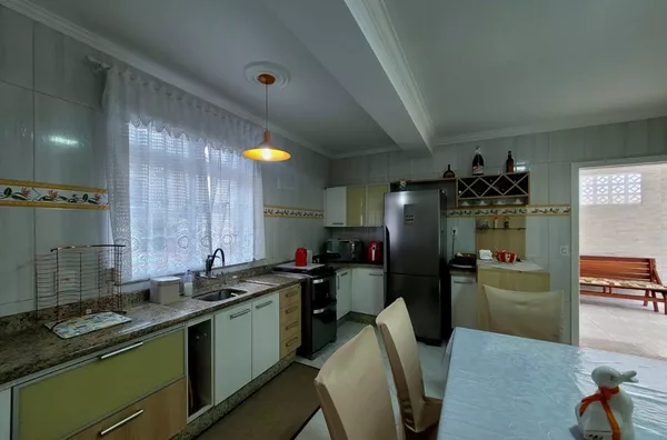 Casa Espetacular com Piscina e Jardim na Praia de Palmas – 360m² de Terreno - Foto 4