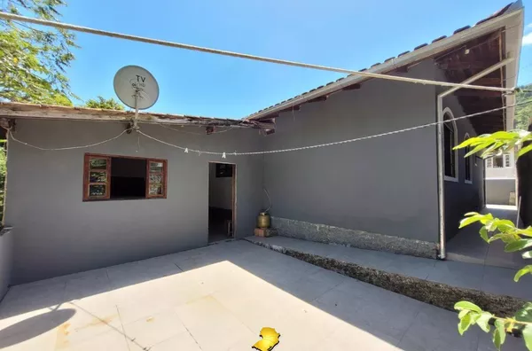 Casa com 3 Dormitórios e Terreno Amplo a 500m do Mar em Calheiros – R$ 500 mil