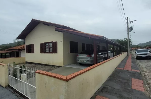 Casa à Venda na Praia em Governador Celso Ramos – 4 Quartos, Escritura Pública e Garagem Coberta - Foto 1