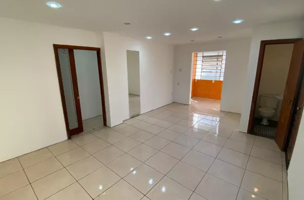 Apartamento à Venda com 3 dormitórios e vaga no bairro Praia de Belas — 390 mil - Foto 2