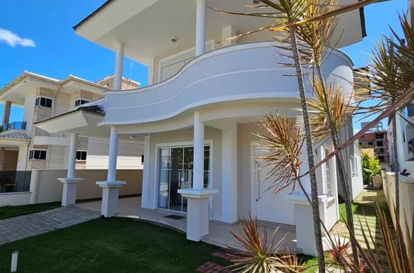 Casa Alto Padrão com Piscina na Praia de Palmas – 420m² de terreno, Mobiliada e Pronta para Morar!