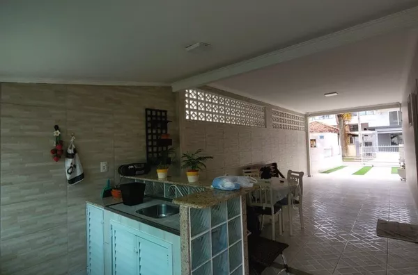  Casa Espetacular com Piscina e Jardim na Praia de Palmas – 360m² de Terreno