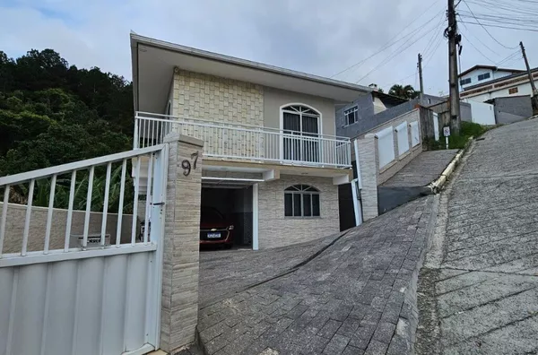 Sobrado à venda, 3 quartos no bairro Calheiros em Governador Celso Ramos