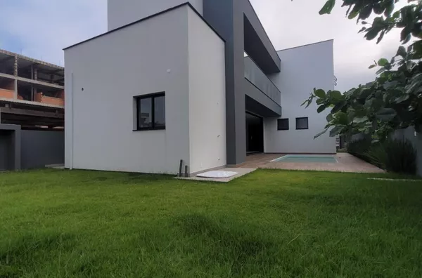 Casa Alto Padrão com Piscina e 3 Suítes na Praia de Palmas – 360m² de Terreno