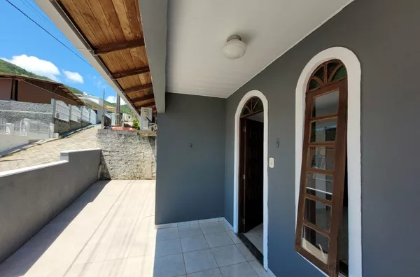 Casa com 3 Dormitórios e Terreno Amplo a 500m do Mar em Calheiros – R$ 500 mil - Foto 3