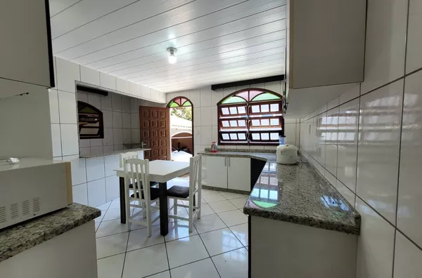Casa com 3 Dormitórios e Terreno Amplo a 500m do Mar em Calheiros – R$ 500 mil - Foto 6