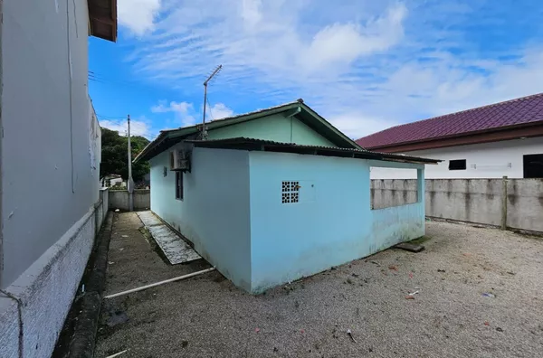 Casa com 2 Quartos e Quintal Escriturado na Praia de Palmas – Excelente Localização! - Foto 2