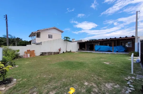 Casa com Piscina e Terreno Escriturado a 940m da Praia de Palmas – R$ 890 mil