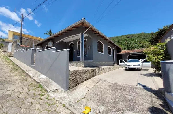 Casa com 3 Dormitórios e Terreno Amplo a 500m do Mar em Calheiros – R$ 500 mil