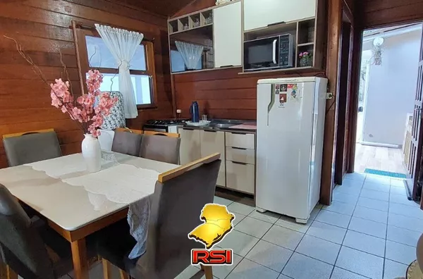 Casa de Madeira 3 Dorm, Espaço Gourmet, Terreno 1.100m² – Fazenda da Armação – R$ 995.000