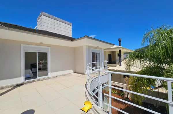 Casa Alto Padrão com Piscina na Praia de Palmas – 420m² de terreno, Mobiliada e Pronta para Morar!