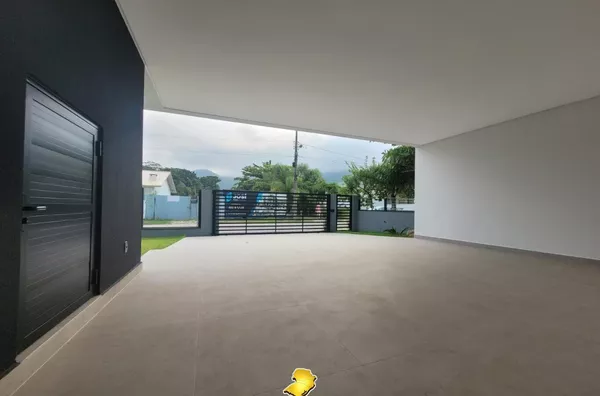 Casa Alto Padrão com Piscina e 3 Suítes na Praia de Palmas – 360m² de Terreno