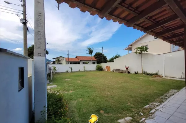 Casa com Piscina e Terreno Escriturado a 940m da Praia de Palmas – R$ 890 mil
