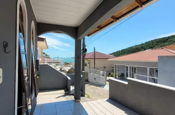 Casa com 3 Dormitórios e Terreno Amplo a 500m do Mar em Calheiros – R$ 500 mil
