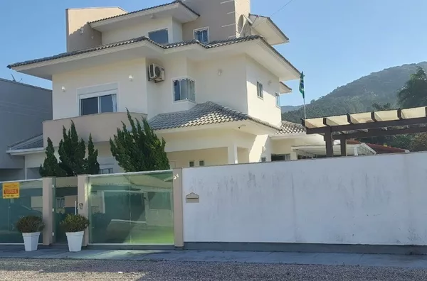 Residência de Alto Padrão com Piscina e Espaço Gourmet – Fazenda da Armação, Governador Celso Ramos - Foto 2