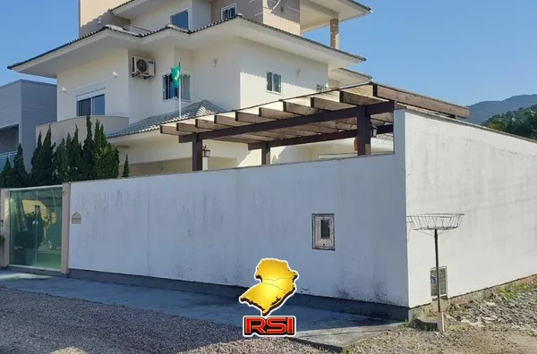 Residência de Alto Padrão com Piscina e Espaço Gourmet – Fazenda da Armação, Governador Celso Ramos