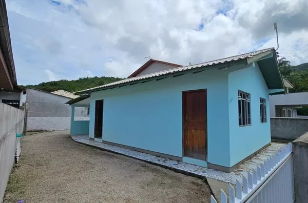 Casa com 2 Quartos e Quintal Escriturado na Praia de Palmas – Excelente Localização!