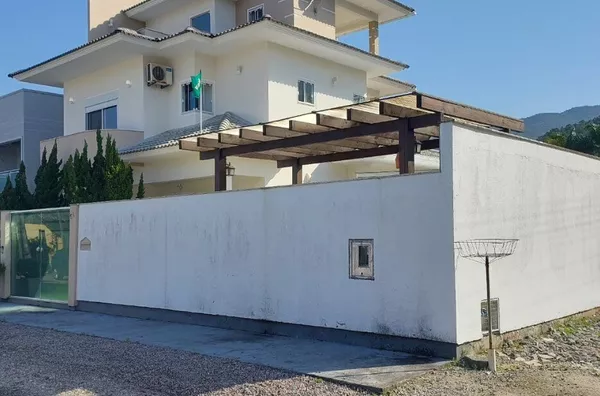Residência de Alto Padrão com Piscina e Espaço Gourmet – Fazenda da Armação, Governador Celso Ramos - Foto 3