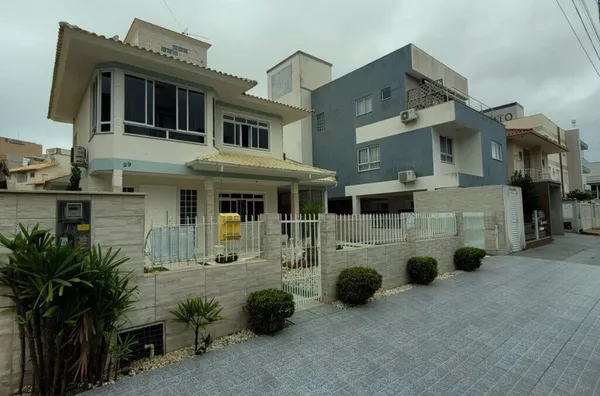  Casa Espetacular com Piscina e Jardim na Praia de Palmas – 360m² de Terreno