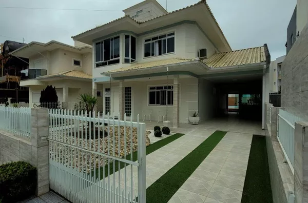  Casa Espetacular com Piscina e Jardim na Praia de Palmas – 360m² de Terreno