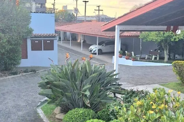 Sobrado em Condomínio Fechado – Bairro Camaquã - 3 dormitórios e vaga de garagem!