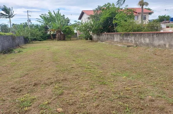 Terreno à Venda em Gov. Celso Ramos | 500m² Plano Próximo à Praia de Palmas | Bairro Camboa - Foto 1