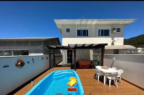 Sobrado Mobiliado com Piscina a 800m do Mar – 2 Suítes – Palmas/Governador Celso Ramos – R$ 1.200.000
