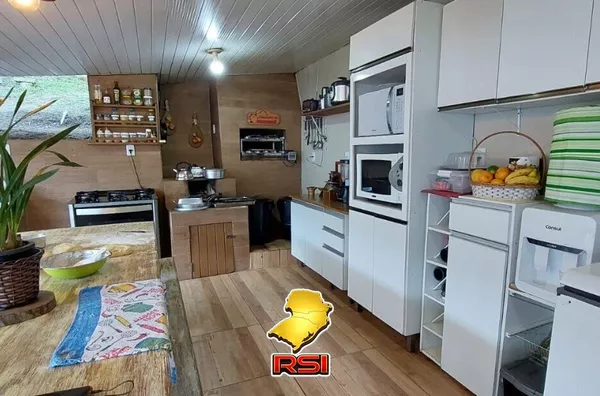 Casa de Madeira 3 Dorm, Espaço Gourmet, Terreno 1.100m² – Fazenda da Armação – R$ 995.000