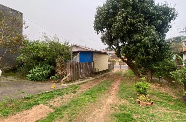 Terreno com 2 casas no pátio gerando Renda na Vila João Pessoa – Porto Alegre - Foto 1