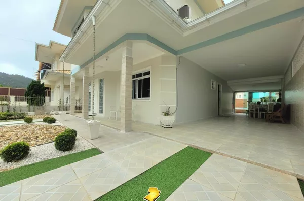  Casa Espetacular com Piscina e Jardim na Praia de Palmas – 360m² de Terreno