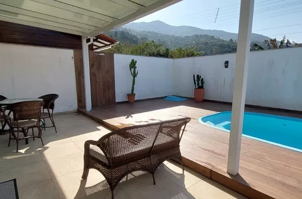 Residência de Alto Padrão com Piscina e Espaço Gourmet – Fazenda da Armação, Governador Celso Ramos - Foto 11