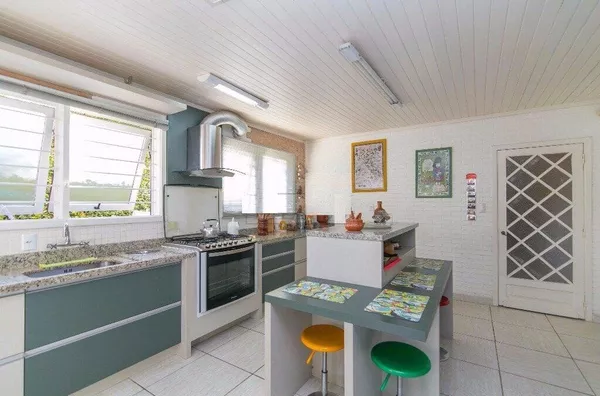 Casa 4 Quartos na Zona Alta da Tristeza – Porto Alegre –  4 Vagas de Garagem e Piscina. - Foto 9