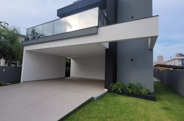 Casa Alto Padrão com Piscina e 3 Suítes na Praia de Palmas – 360m² de Terreno