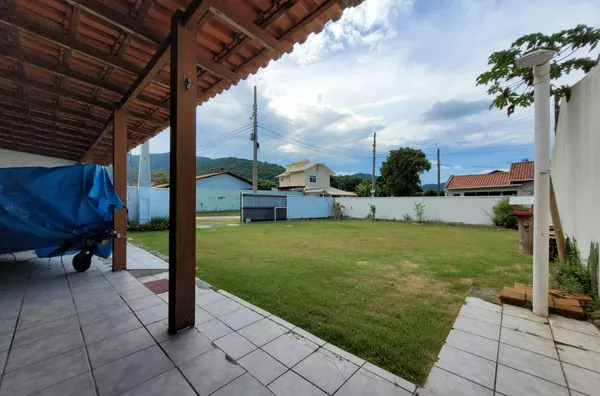 Casa com Piscina e Terreno Escriturado a 940m da Praia de Palmas – R$ 890 mil - Foto 2