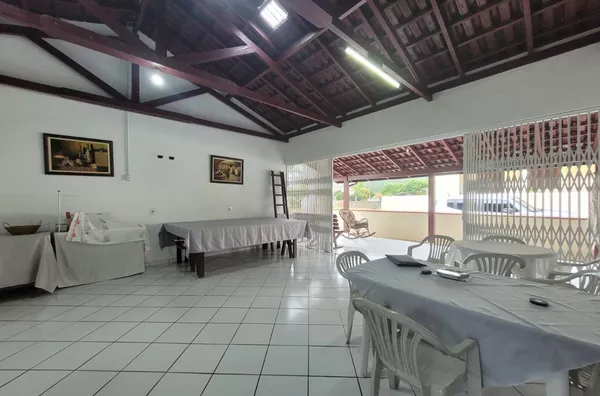Casa à Venda na Praia em Governador Celso Ramos – 4 Quartos, Escritura Pública e Garagem Coberta - Foto 9