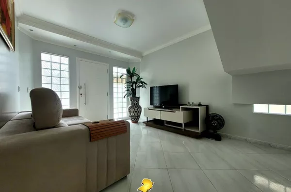  Casa Espetacular com Piscina e Jardim na Praia de Palmas – 360m² de Terreno