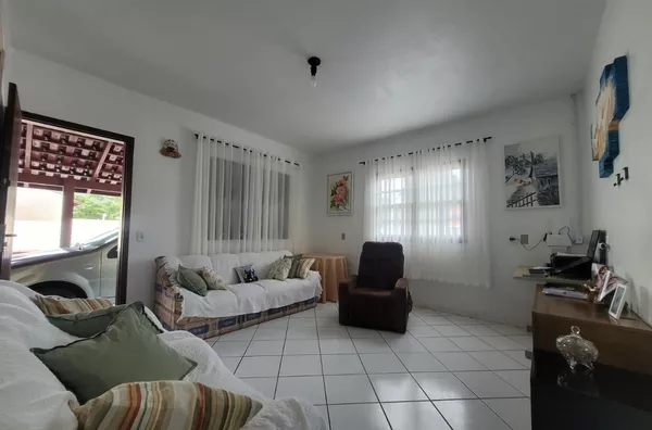 Casa à Venda na Praia em Governador Celso Ramos – 4 Quartos, Escritura Pública e Garagem Coberta - Foto 4