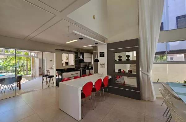 Casa Alto Padrão com Piscina na Praia de Palmas – 420m² de terreno, Mobiliada e Pronta para Morar!
