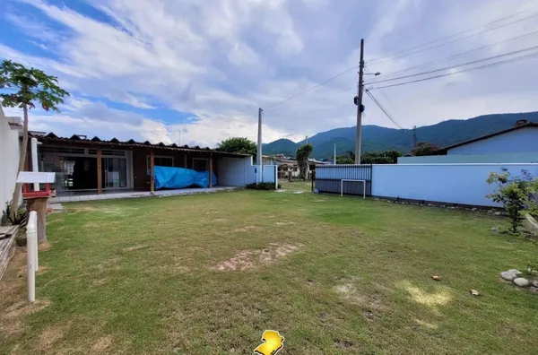 Casa com Piscina e Terreno Escriturado a 940m da Praia de Palmas – R$ 890 mil