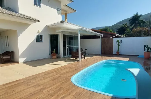 Residência de Alto Padrão com Piscina e Espaço Gourmet – Fazenda da Armação, Governador Celso Ramos - Foto 10